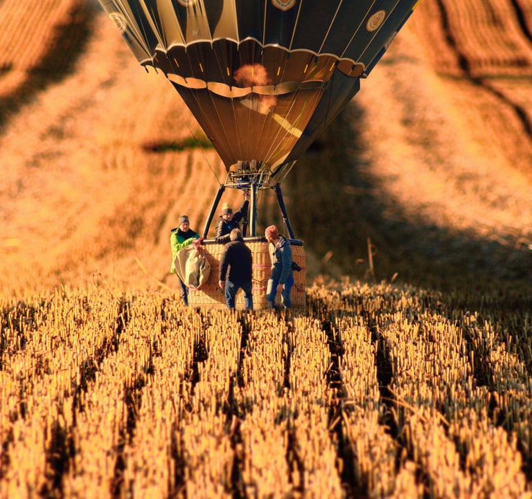 Um grupo de quatro pessoas se preparando para iniciar uma viagem de balão