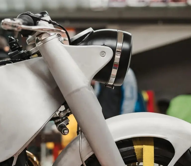 motocicleta moderna plateada - elección de seguro según tipo de moto en Allianz Murcia