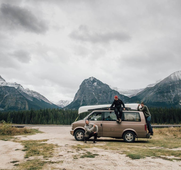 Furgoneta camper en paisaje montaña - Seguro de furgoneta Allianz Murcia para campers y uso personal