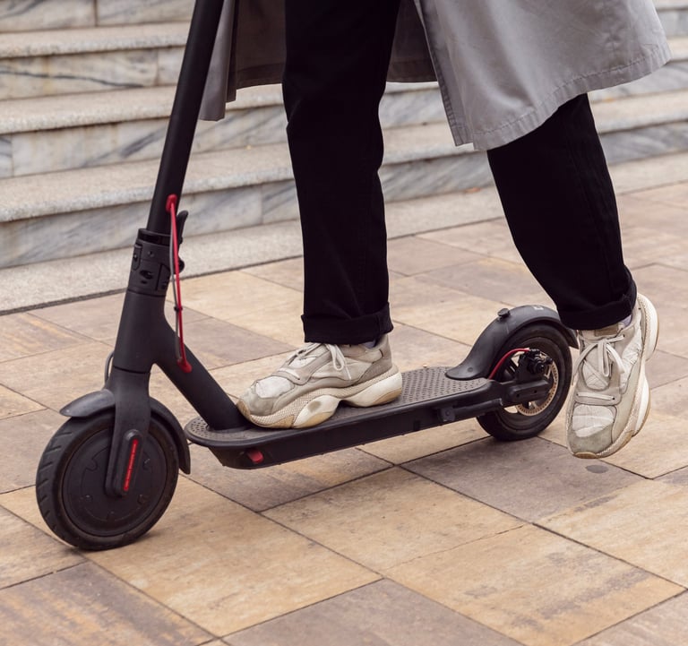 Persona usando patinete eléctrico en zona urbana de Murcia - Seguro Allianz VMP