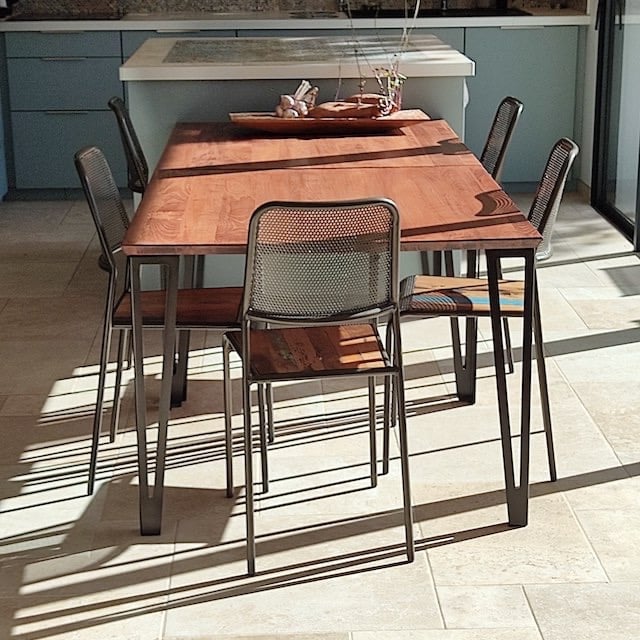 table salon dans le soleil meublé de tourisme confort et lumière