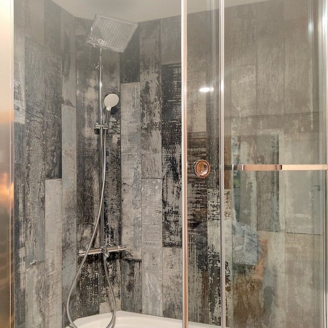 cabine de douche bain meublé de tourisme confort et lumière