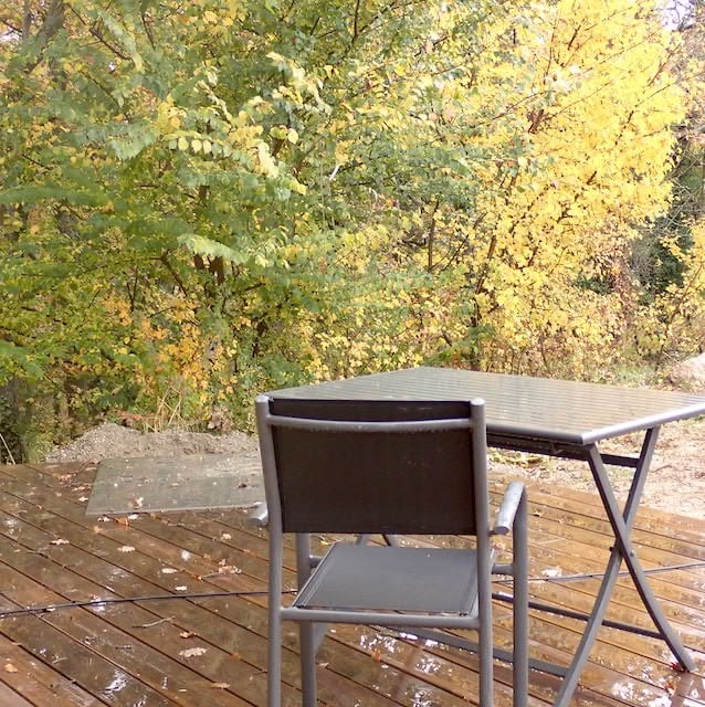 petite table, terrasse sud, meublé de tourisme confort et lumière