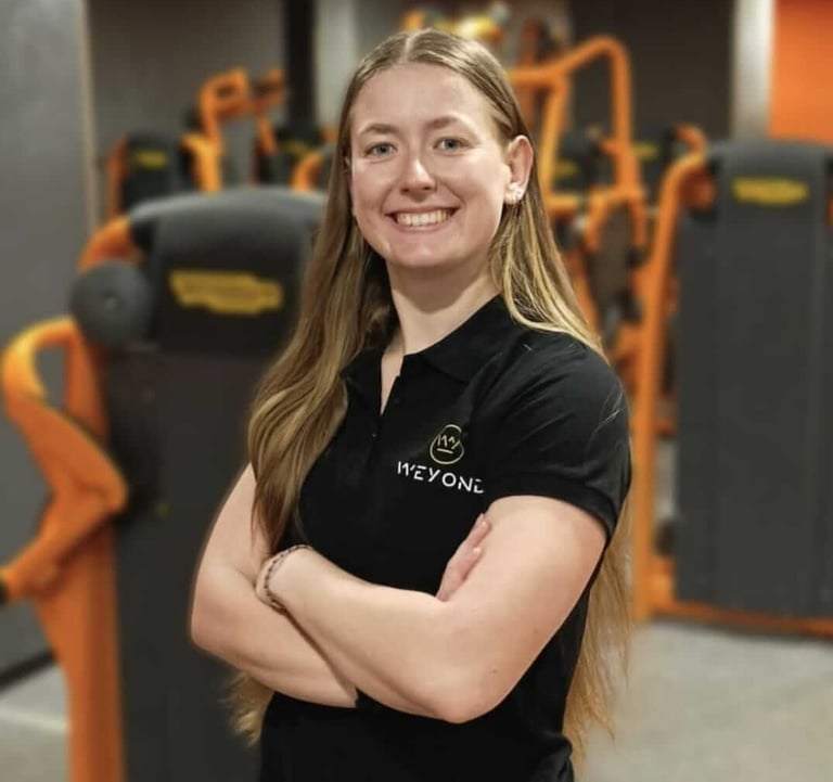 Coach sportif féminin dans une salle