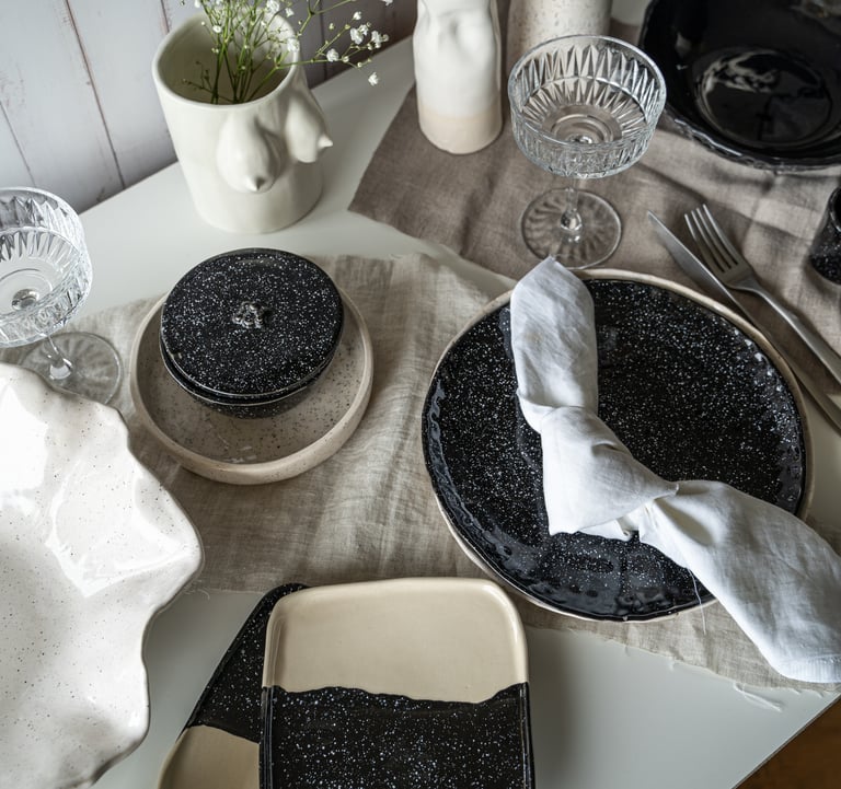 Table aesthetics decorating with ceramic dishes