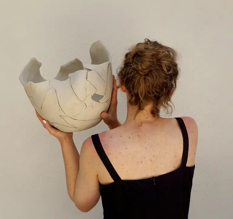 Claire Lippmann con una de sus esculturas