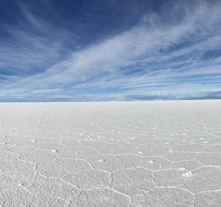 Horizon infini du Salar d’Uyuni, où le sol de sel blanc et le ciel bleu se confondent dans le silenc