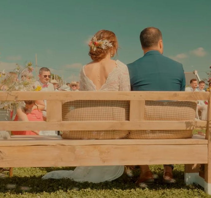 couple assis pendant discours cérémonie film de mariage dinan
