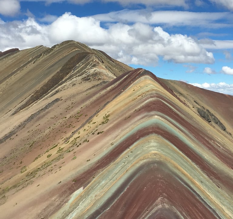 Vue panoramique de la Montaña Vinicunca, la montagne des sept couleurs du Pérou, avec ses strates