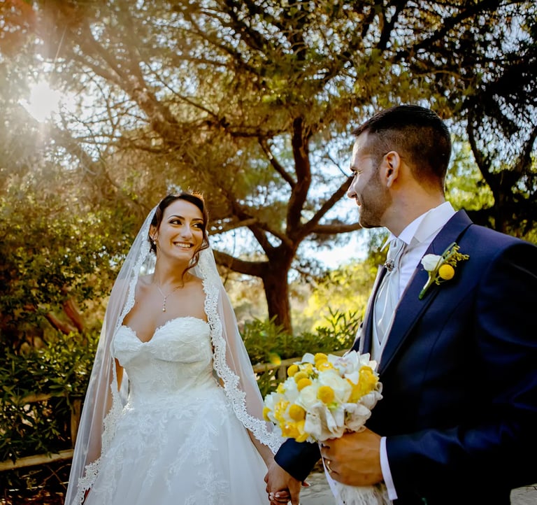 sposa felice in una pineta di ragusa