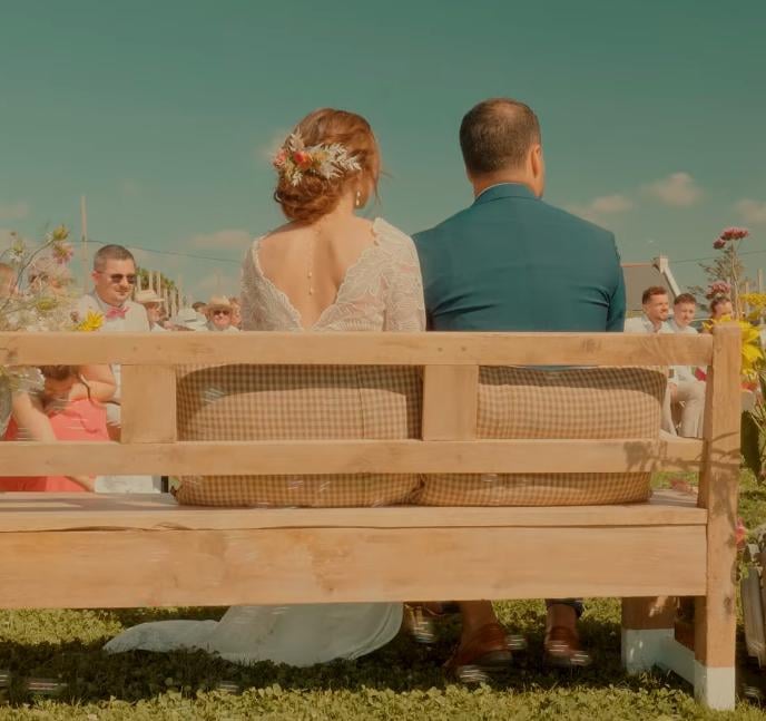 couple assis lors d'un discours mariage dinan