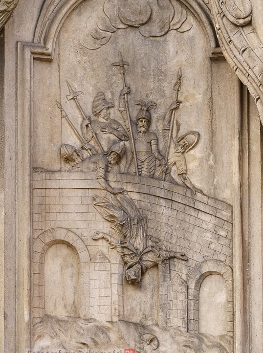 Ostatnia scena przedstawia wrzucenie Jana Nepomucena do Wełtawy.