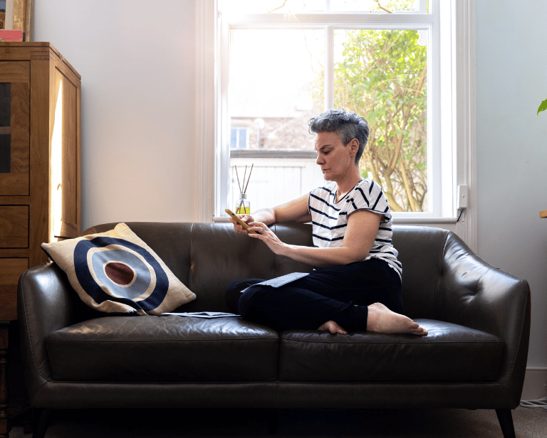 Bankeaz | An expatriate woman checks her monthly budget on the Bankeaz app