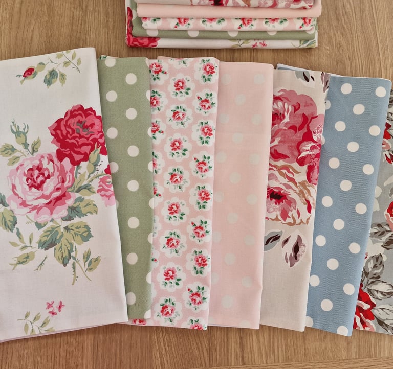 a bunch of different colored fabrics and fabrics, including a variety of fabrics and fabrics