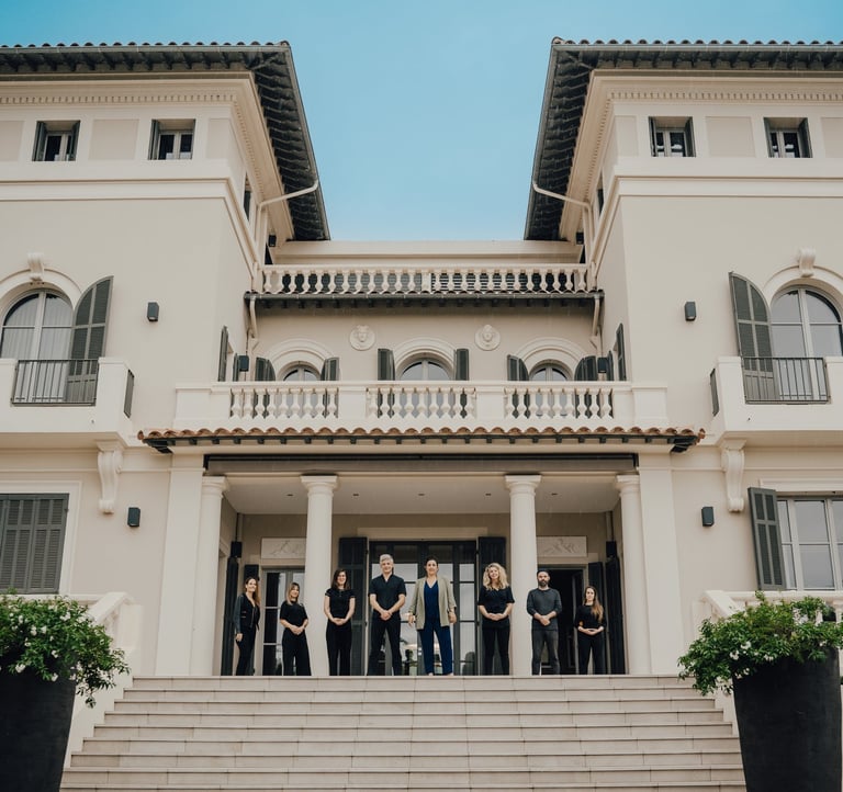 L'équipe Lilly and Co devant le Domaine Louise