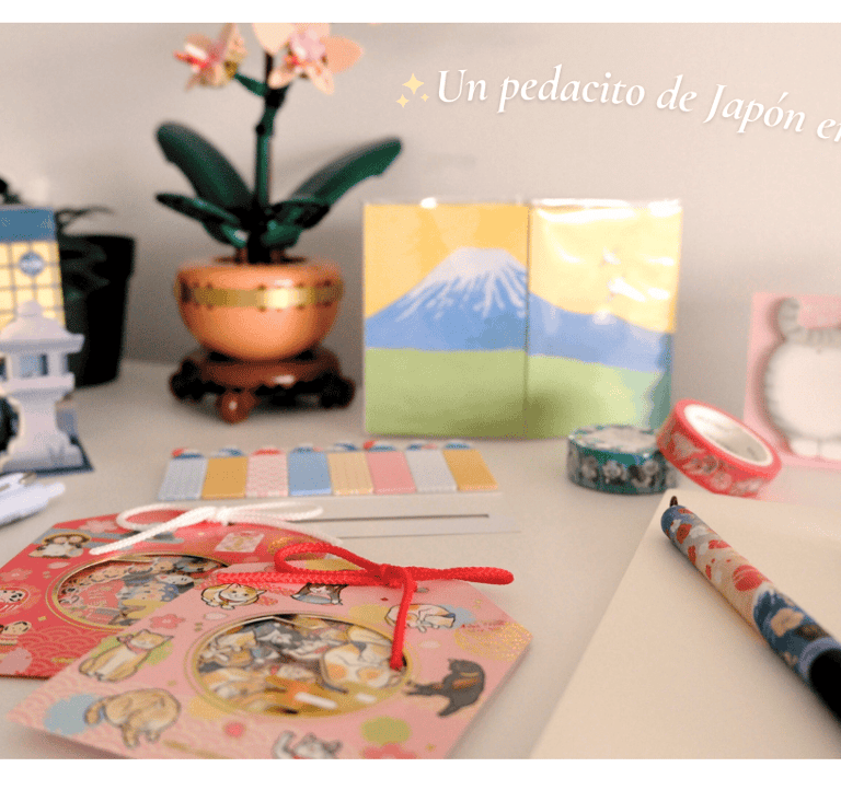 Escritorio con papelería japonesa, postales, post its, washi tapes y artículos originales