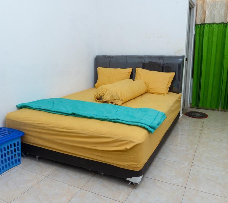 Kamar tidur yang lega dengan springbed nyaman untuk 2 orang lengkap dengan almari kaca dll