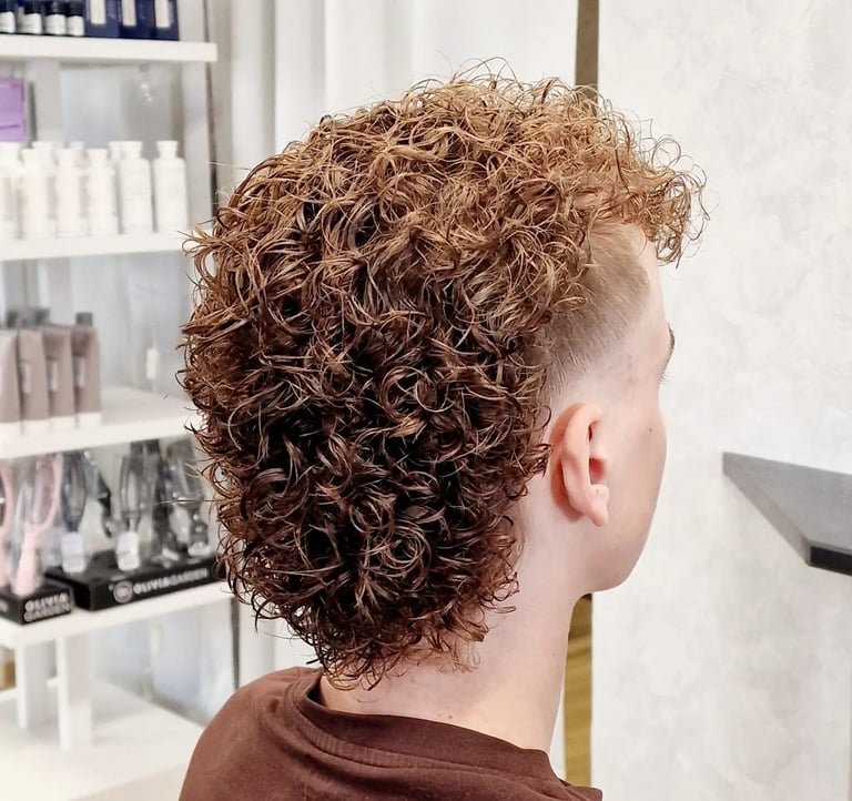 Nuorelle miehelle permanentti eli kiharat ja mullet-hiusmalli