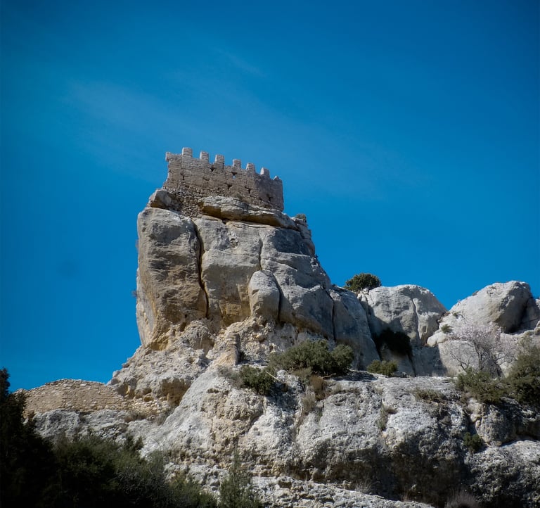 Remains of Benízar Castle, built in the 12th century, during the Islamic period. Photo by Jglbnz.