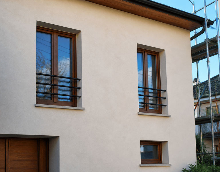 Enduit de façade maison moderne avec menuiserie bois