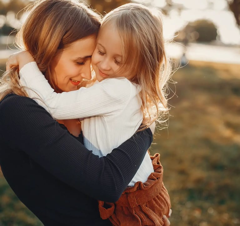 Una madre feliz abrazando a su hija
