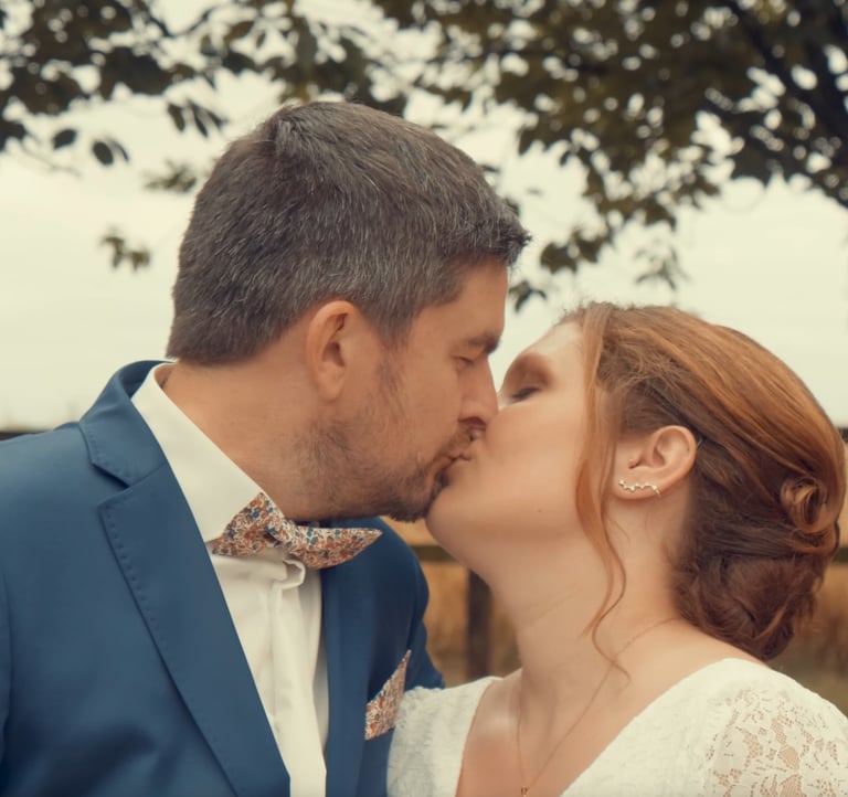 couple qui s'embrasse filmé par vidéaste mariage à Saint-Malo