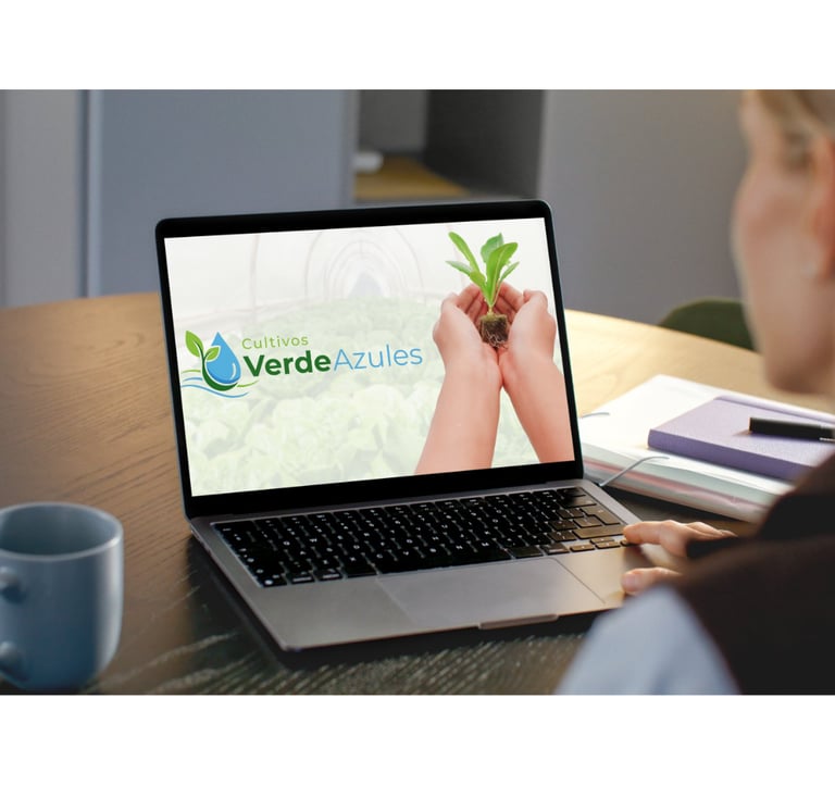 Persona utilizando una compuradora con el logo de cultuvos verdeazules y un par de manos sosteniendo una plantula com fondo