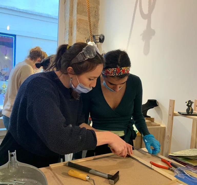 Elève en cours de vitrail à Paris — stage en petit comité chez Édith Théret