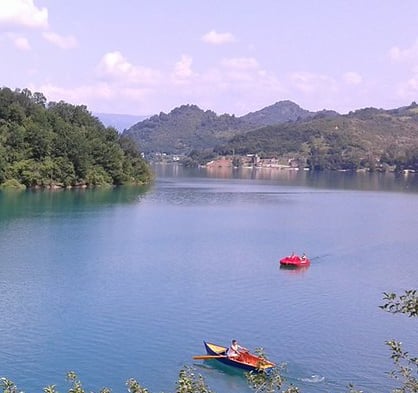 Relaxing atmosphere on Jablanica Lake – Enjoy a serene boat ride surrounded by nature