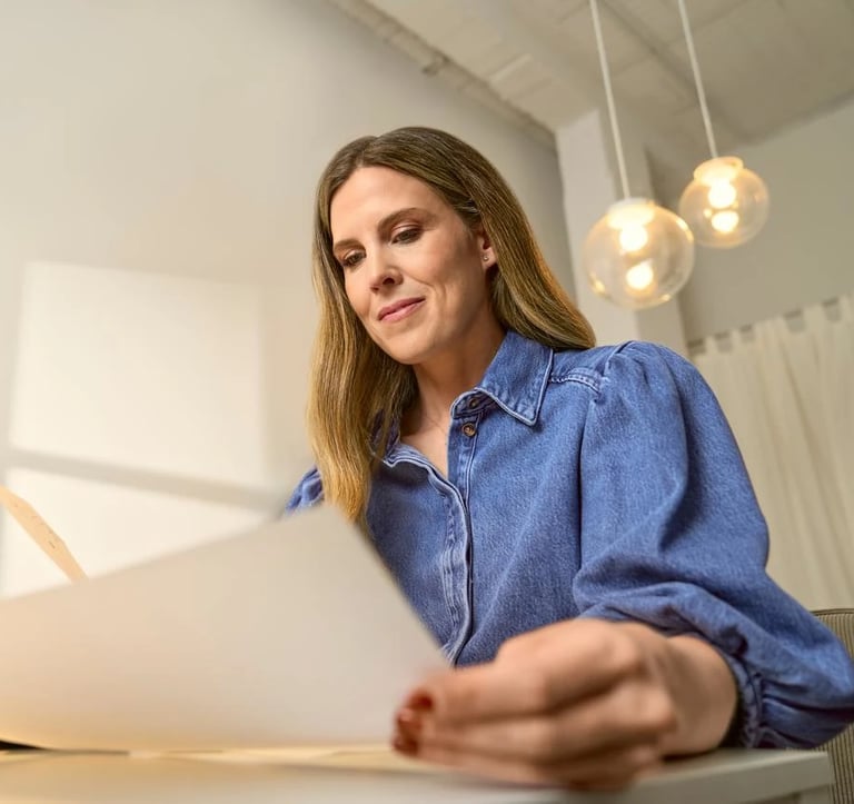 Mujer consultando guía de seguros en Murcia desde tablet en casa