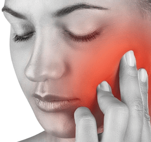 Mulher com mão no rosto, demonstrando dor facial, avaliando dor orofacial em Curitiba.