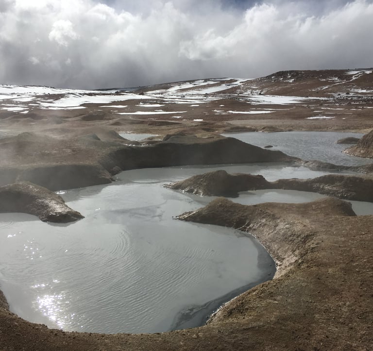 Geysers actifs et bassins de boue volcanique à Sol de Mañana dans le Sud Lipez en Bolivie