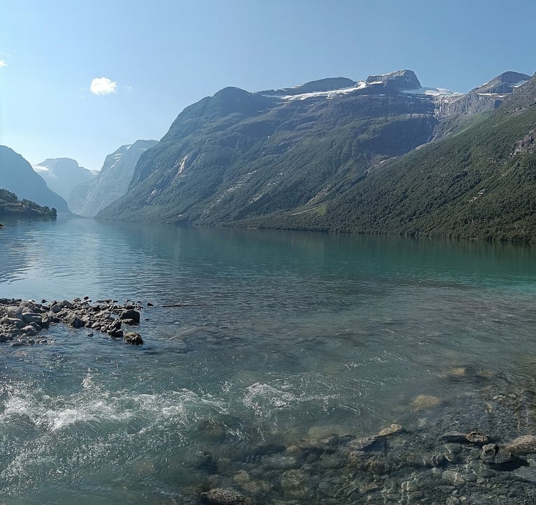 Lodowiec Jostadelsbreen, jezioro u podnóża w lecie