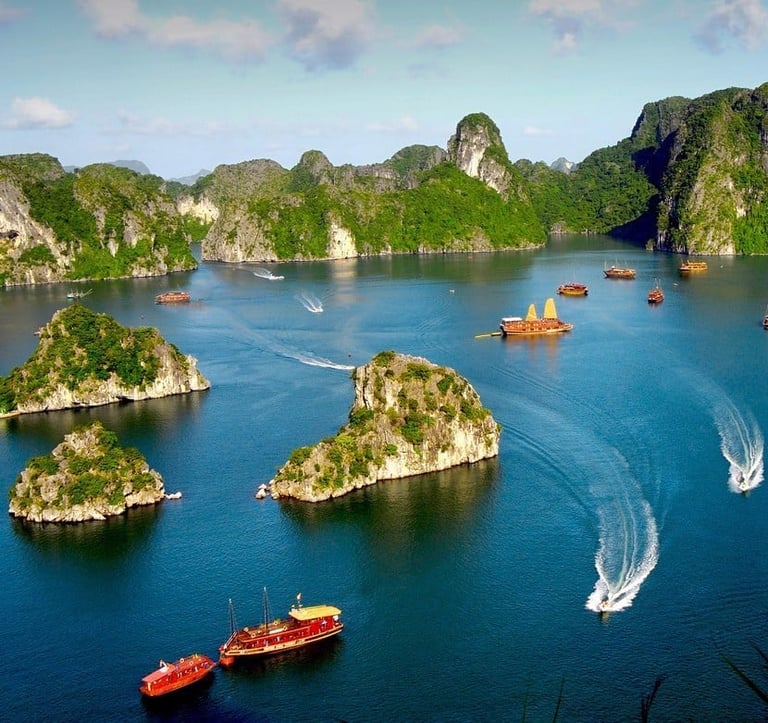 Zatoka Ha Long, Wietnam o zachodzie słońca