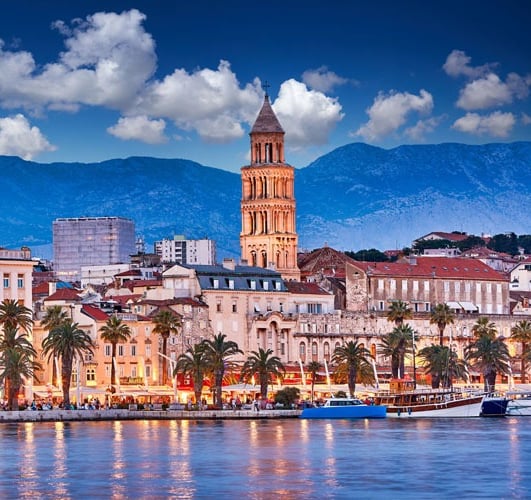 Slikoviti pogled na splitsku obalu s palmama na pozadini Jadranskog mora.