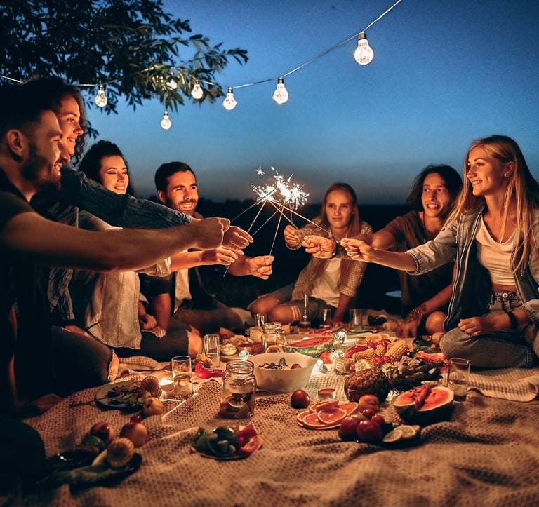Célébration de vie en soirée avec proches, dans une ambiance lumineuse et symbolique