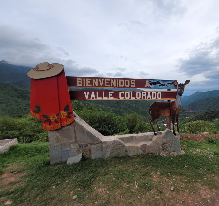 cartel de piedra y madera al ingreso de la localidad de Valle Colorado