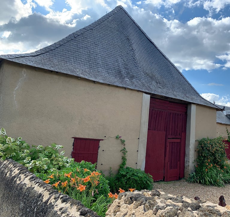 Un local fermé pour motos est proposé dans les dépendances.