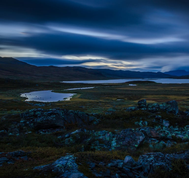 Surowy krajobraz Laponii w Parku Narodowym Abisko, Szwecja.