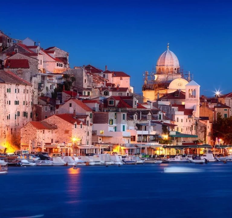 Pogled na šibensku rivu i pristanište nakon zalaska sunca.