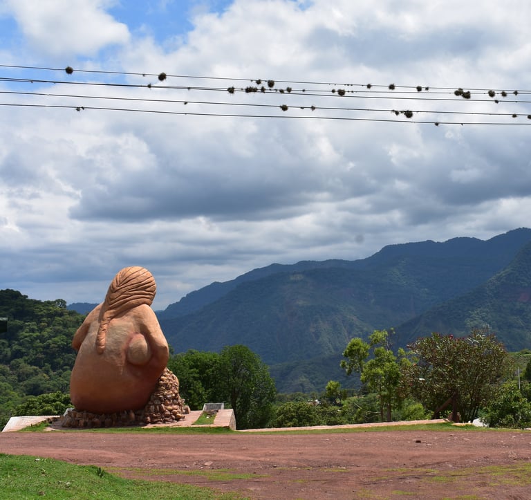 vista panorámica del monumento a la Pachamama y la Capilla de la localidad de San Francisco