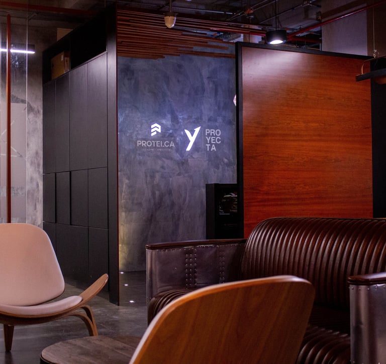 Muro en microcemento con logo retroiluminado - Protelca, Proyecta