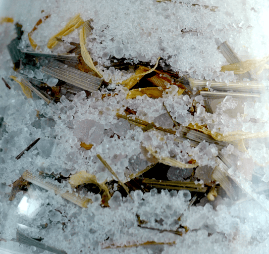 Beyiro day spa bath salt soak, natural ingredients with salt, flower and natural essential oils.