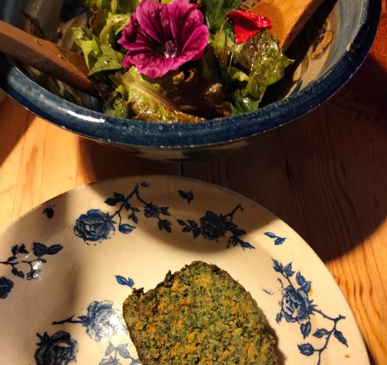 Salade sauvage et cake à l'ortie