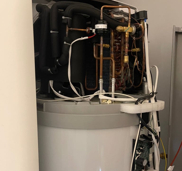 Installation CET par PAC OURAGAN : pose d'un chauffe-eau thermodynamique économe en énergie.