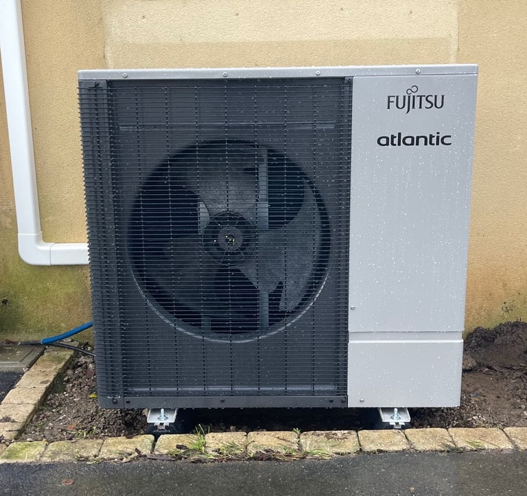 Installation PAC air-eau par PAC OURAGAN : pose d'un système de chauffage haute performance.