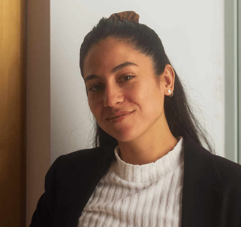 Retrato profesional de Agustina Flores, asistente ejecutiva digital