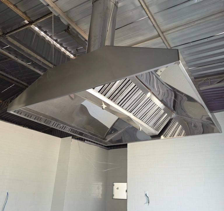 Coifa industrial em aço inox com filtros inerciais e duto para exaustão profissional