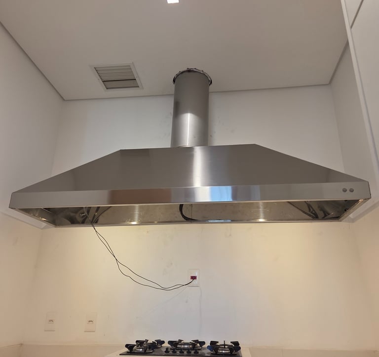 Coifa industrial em inox com filtros inerciais para cozinha profissional