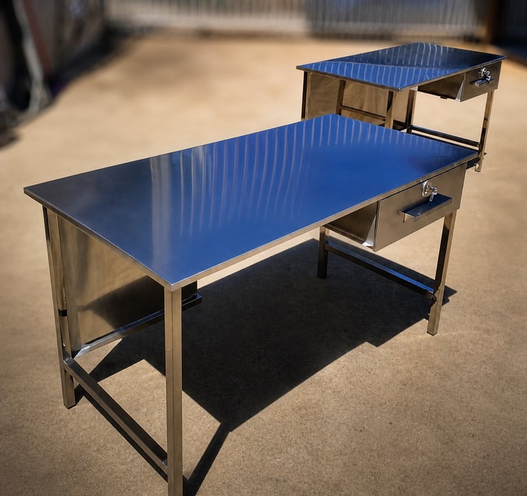 Mesa em inox sob medida com tampo liso para apoio e preparo de alimentos